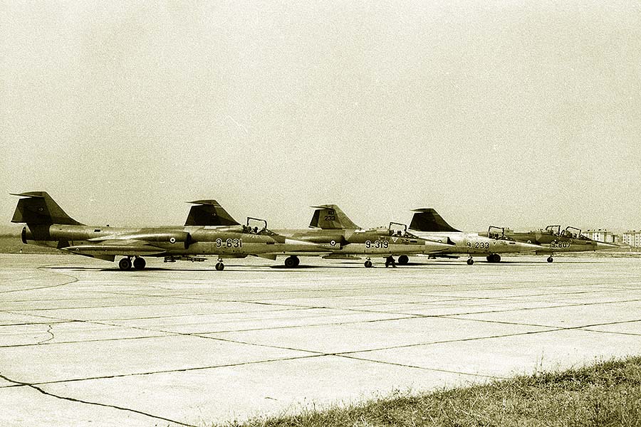 4 Starfighter con mimetiche diverse ferme al punto attesa prima del decollo tc.af Starfighter punto attesa
